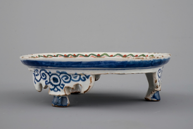 A Dutch Delft tripod saucer in cashemire palette, ca. 1700