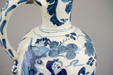 Un pichet en fa&iuml;ence de Delft au d&eacute;cor chinoiserie 17&egrave;me et une petite chope en gr&egrave;s du 15&egrave;me si&egrave;cle