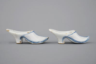 Een paar blauw-witte Delfts aardewerken muiltjes, 18e eeuw
