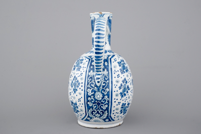 Un grand pichet en fa&iuml;ence de Delft bleu et blanc, 18&egrave;me si&egrave;cle