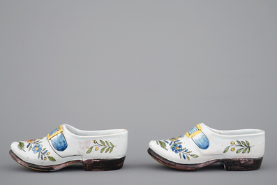 Un ensemble de 5 chaussures en fa&iuml;ence de Delft, 18/19&egrave;me si&egrave;cle