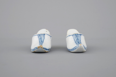Een paar blauw-witte Delfts aardewerken muiltjes, 18e eeuw