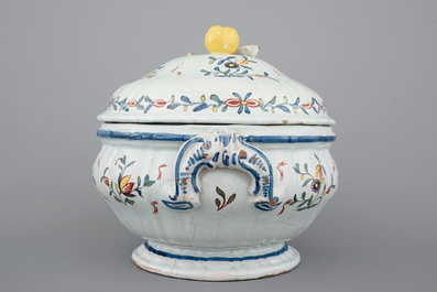 Een fraaie terrine in fa&iuml;ence uit Quimper, ateliers van Caussy, 1750-1770