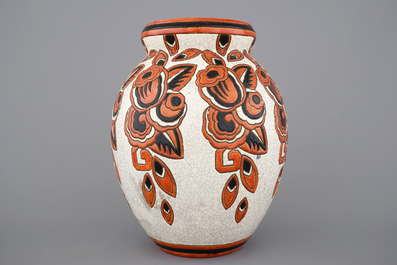 Un vase Art D&eacute;co par Charles Catteau pour Boch K&eacute;ramis au d&eacute;cor floral craquel&eacute;, ca. 1930