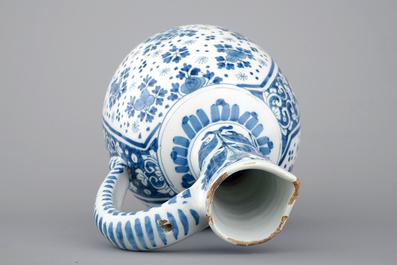Un grand pichet en fa&iuml;ence de Delft bleu et blanc, 18&egrave;me si&egrave;cle