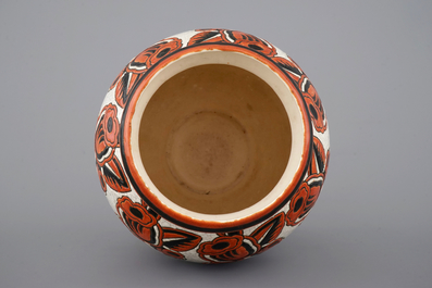 Un vase Art D&eacute;co par Charles Catteau pour Boch K&eacute;ramis au d&eacute;cor floral craquel&eacute;, ca. 1930