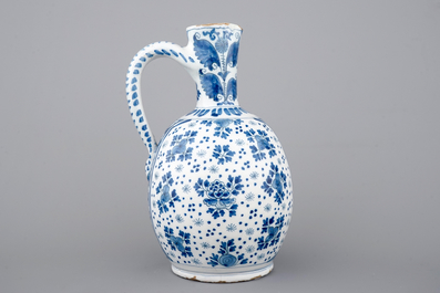 Un grand pichet en fa&iuml;ence de Delft bleu et blanc, 18&egrave;me si&egrave;cle