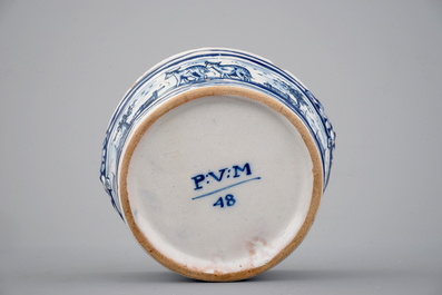 Een blauw-wit Delfts aardewerken botervlootje met een dame als knop, 18e eeuw