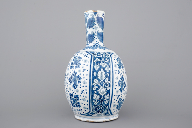 Un grand pichet en fa&iuml;ence de Delft bleu et blanc, 18&egrave;me si&egrave;cle