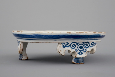 A Dutch Delft tripod saucer in cashemire palette, ca. 1700