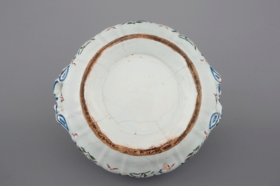 Een fraaie terrine in fa&iuml;ence uit Quimper, ateliers van Caussy, 1750-1770