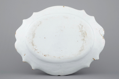 Un grand plat ovale en fa&iuml;ence bleu et blanc de Saint-Omer, 18&egrave;me