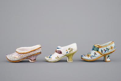 Un ensemble de 5 chaussures en fa&iuml;ence de Delft, 18/19&egrave;me si&egrave;cle