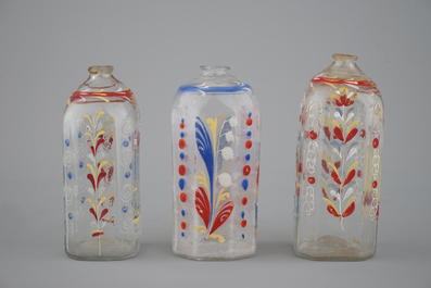 Trois bouteilles en verre &eacute;maill&eacute; allemande, 18&egrave;me si&egrave;cle