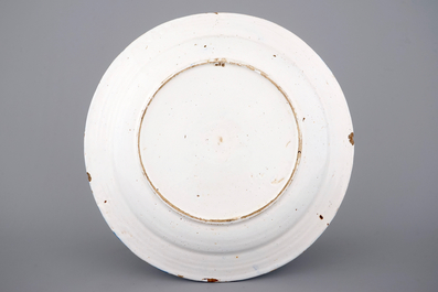 Un beau plat en fa&iuml;ence de Delft au d&eacute;cor d'antiquit&eacute;s chinoises, fin du 17&egrave;me si&egrave;cle