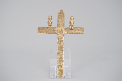 Un lot d'objets africains en bronze et bois sculpt&eacute;, 19/20&egrave;me si&egrave;cle