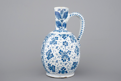 Un grand pichet en fa&iuml;ence de Delft bleu et blanc, 18&egrave;me si&egrave;cle