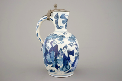 Un pichet en fa&iuml;ence de Delft au d&eacute;cor chinoiserie 17&egrave;me et une petite chope en gr&egrave;s du 15&egrave;me si&egrave;cle