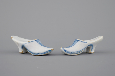 Een paar blauw-witte Delfts aardewerken muiltjes, 18e eeuw