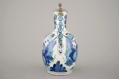 Un pichet en fa&iuml;ence de Delft au d&eacute;cor chinoiserie 17&egrave;me et une petite chope en gr&egrave;s du 15&egrave;me si&egrave;cle