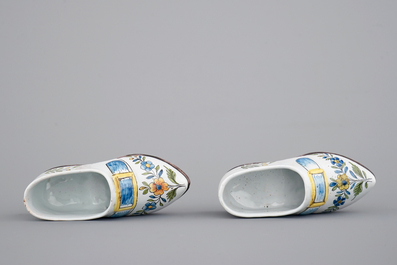 Un ensemble de 5 chaussures en fa&iuml;ence de Delft, 18/19&egrave;me si&egrave;cle