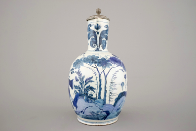 Un pichet en fa&iuml;ence de Delft au d&eacute;cor chinoiserie 17&egrave;me et une petite chope en gr&egrave;s du 15&egrave;me si&egrave;cle