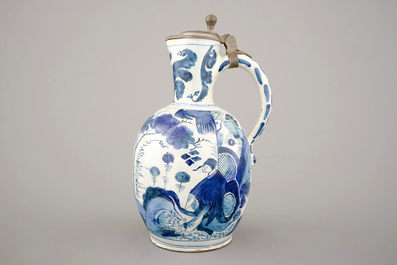 Un pichet en fa&iuml;ence de Delft au d&eacute;cor chinoiserie 17&egrave;me et une petite chope en gr&egrave;s du 15&egrave;me si&egrave;cle