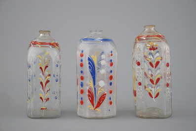 Trois bouteilles en verre &eacute;maill&eacute; allemande, 18&egrave;me si&egrave;cle