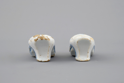 Een paar blauw-witte Delfts aardewerken muiltjes, 18e eeuw