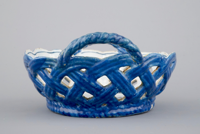 Een blauw-wit ajour mandje in Brussels aardewerk, 18e eeuw