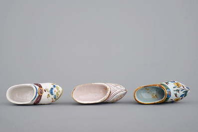 Un ensemble de 5 chaussures en fa&iuml;ence de Delft, 18/19&egrave;me si&egrave;cle