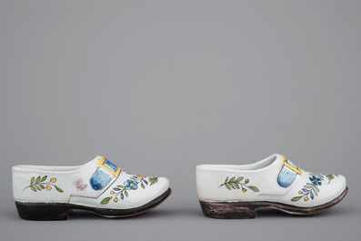 Un ensemble de 5 chaussures en fa&iuml;ence de Delft, 18/19&egrave;me si&egrave;cle