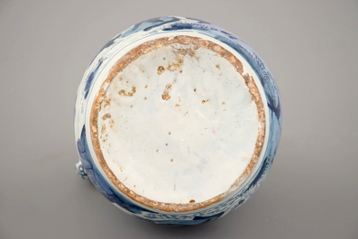 Un pichet en fa&iuml;ence de Delft au d&eacute;cor chinoiserie 17&egrave;me et une petite chope en gr&egrave;s du 15&egrave;me si&egrave;cle