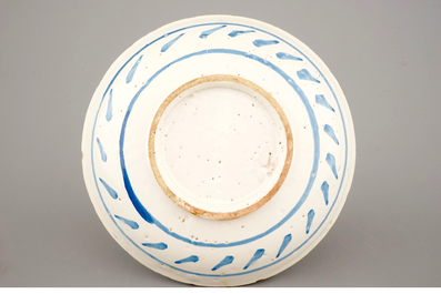 Une coupe au d&eacute;cor d'un li&egrave;vre en bleu et mangan&egrave;se, 18&egrave;me