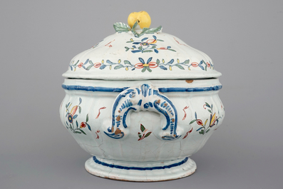 Een fraaie terrine in fa&iuml;ence uit Quimper, ateliers van Caussy, 1750-1770