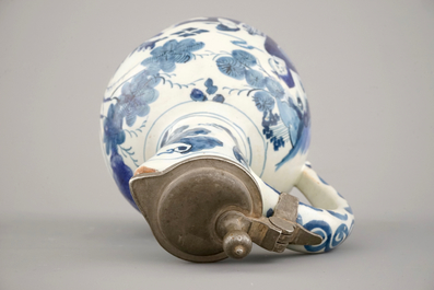 Un pichet en fa&iuml;ence de Delft au d&eacute;cor chinoiserie 17&egrave;me et une petite chope en gr&egrave;s du 15&egrave;me si&egrave;cle