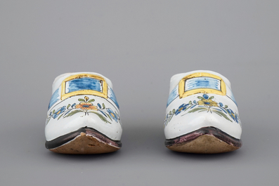 Un ensemble de 5 chaussures en fa&iuml;ence de Delft, 18/19&egrave;me si&egrave;cle