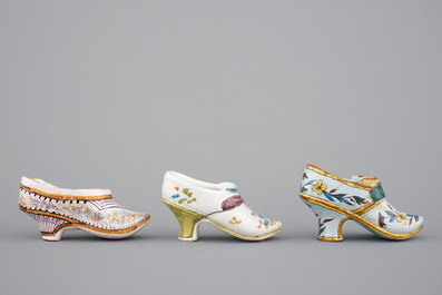 Un ensemble de 5 chaussures en fa&iuml;ence de Delft, 18/19&egrave;me si&egrave;cle