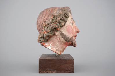 Een beschilderd terra cotta hoofd van een heilige, wellicht Duits, 18e eeuw
