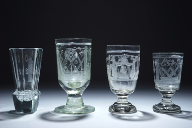 Een lot van 4 gegraveerde ma&ccedil;onnieke glazen (vrijmetselarij), 20e eeuw