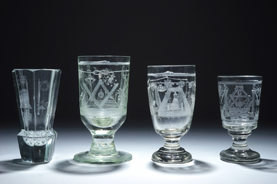 Een lot van 4 gegraveerde ma&ccedil;onnieke glazen (vrijmetselarij), 20e eeuw