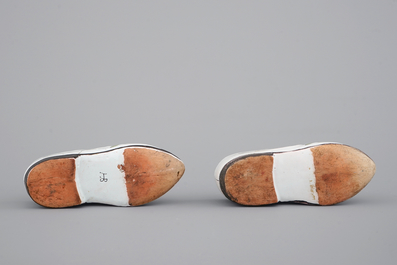 Un ensemble de 5 chaussures en fa&iuml;ence de Delft, 18/19&egrave;me si&egrave;cle