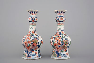 Een paar Delfts aardewerken geribde vaasjes in cachemire palet, ca. 1700