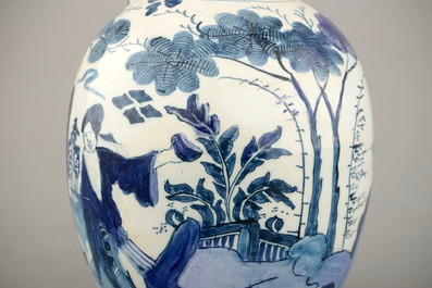 Un pichet en fa&iuml;ence de Delft au d&eacute;cor chinoiserie 17&egrave;me et une petite chope en gr&egrave;s du 15&egrave;me si&egrave;cle