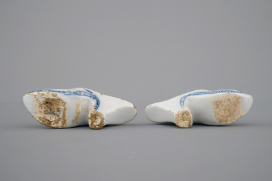 Een paar blauw-witte Delfts aardewerken muiltjes, 18e eeuw