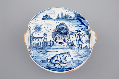Een blauw-wit Delfts aardewerken botervlootje met een dame als knop, 18e eeuw