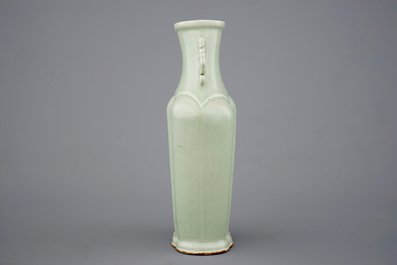 Een celadon vaas naar archa&iuml;sch voorbeeld, gemerkt Yongzheng, 19e eeuw