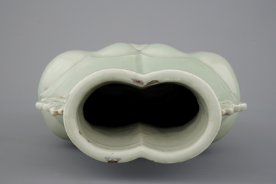 Een celadon vaas naar archa&iuml;sch voorbeeld, gemerkt Yongzheng, 19e eeuw