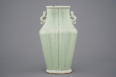 Een celadon vaas naar archa&iuml;sch voorbeeld, gemerkt Yongzheng, 19e eeuw