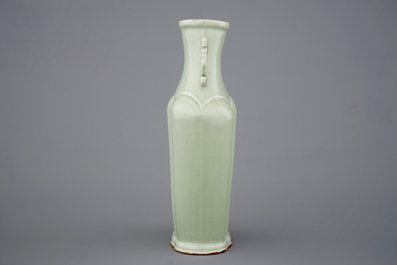 Een celadon vaas naar archa&iuml;sch voorbeeld, gemerkt Yongzheng, 19e eeuw